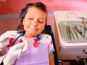 Лечение молочных зубов у детей, запах изо рта