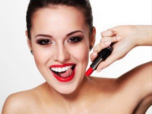 Отбеливающая зубная паста и яркая помада – все, что нужно для обаятельной улыбки 