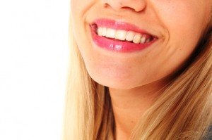 Отбеливающие пасты, полоски и карандаши помогут избавиться от кофейного осадка на зубах 