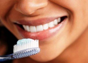 Правильно подобранная зубная щетка убережет от ранних проявлений болезней десен
