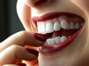 Стоматологическая клиника поможет восстановить природный цвет зубов 