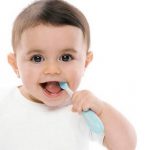 Детская зубная щетка: как и когда малышу можно начинать ее использовать?