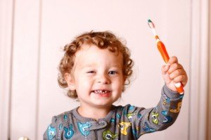 Детская зубная щетка: как и когда малышу можно начинать ее использовать?