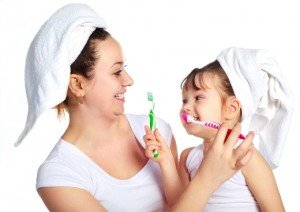 Зубная щетка и качественная паста помогут устранить причины потемнения эмали