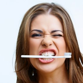 Как действуют зубные пасты для восстановления эмали? 