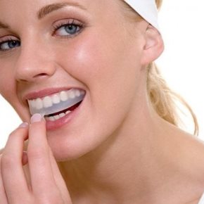Система домашнего отбеливания поможет справиться с серыми пятнами на зубах 