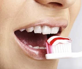Отбеливающая зубная паста – эстетичный и практичный уход за зубами