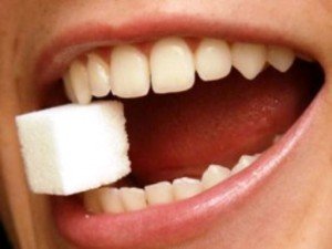 Вред сладостей и налет на зубах