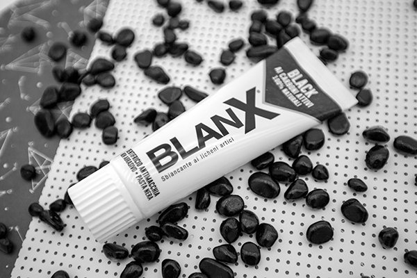 Зубная паста Blanx Black Charcoal с древесным углем